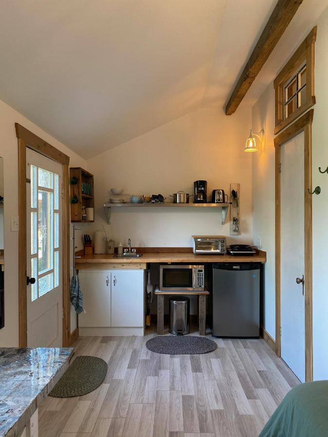 Auberge Et Salle De Spectacle La Fascine L'Isle-aux-Coudres Eksteriør billede