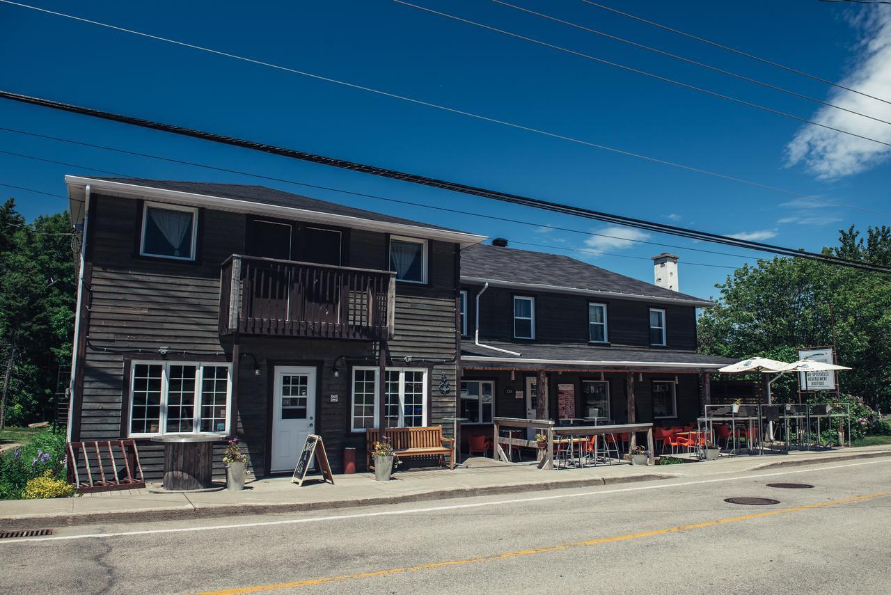 Auberge Et Salle De Spectacle La Fascine L'Isle-aux-Coudres Eksteriør billede